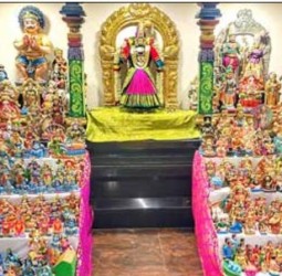 புதுவை கவுசிக பால சுப்பிரமணியர் கோவிலில் அமைக்கப்பட்டுள்ள நவராத்திரி கொலு