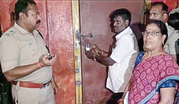 ராமதாஸ் - அன்புமணி ஆதரவாளர்கள் இடையே மோதல்: திண்டிவனம் வன்னியர் சங்க அலுவலகத்துக்கு வருவாய் துறை ‘சீல்’