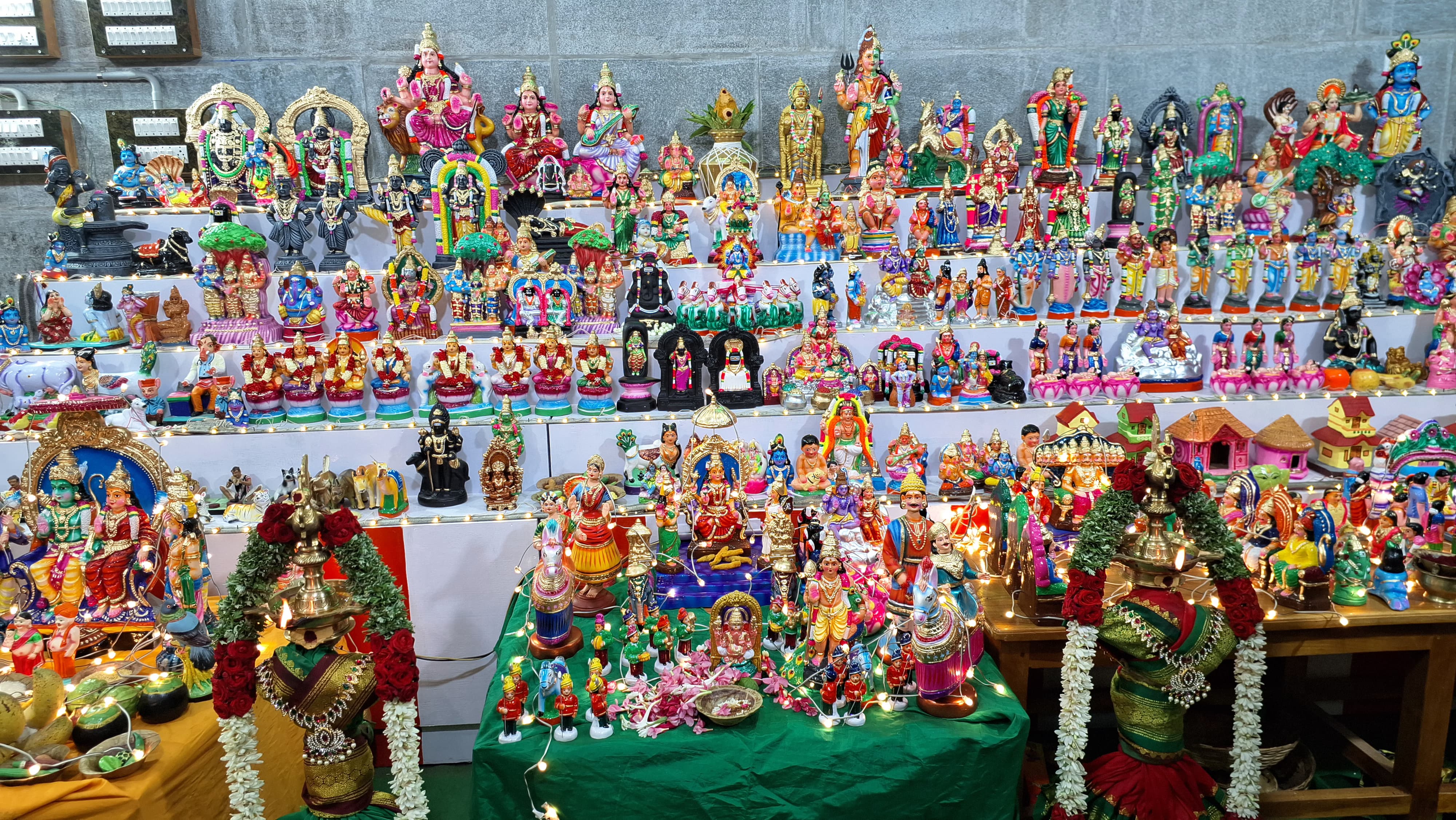 கோவில்பட்டி ஸ்ரீ மீனாட்சி அம்மன் கோவிலில் நவராத்திரி விழா தொடக்கம்