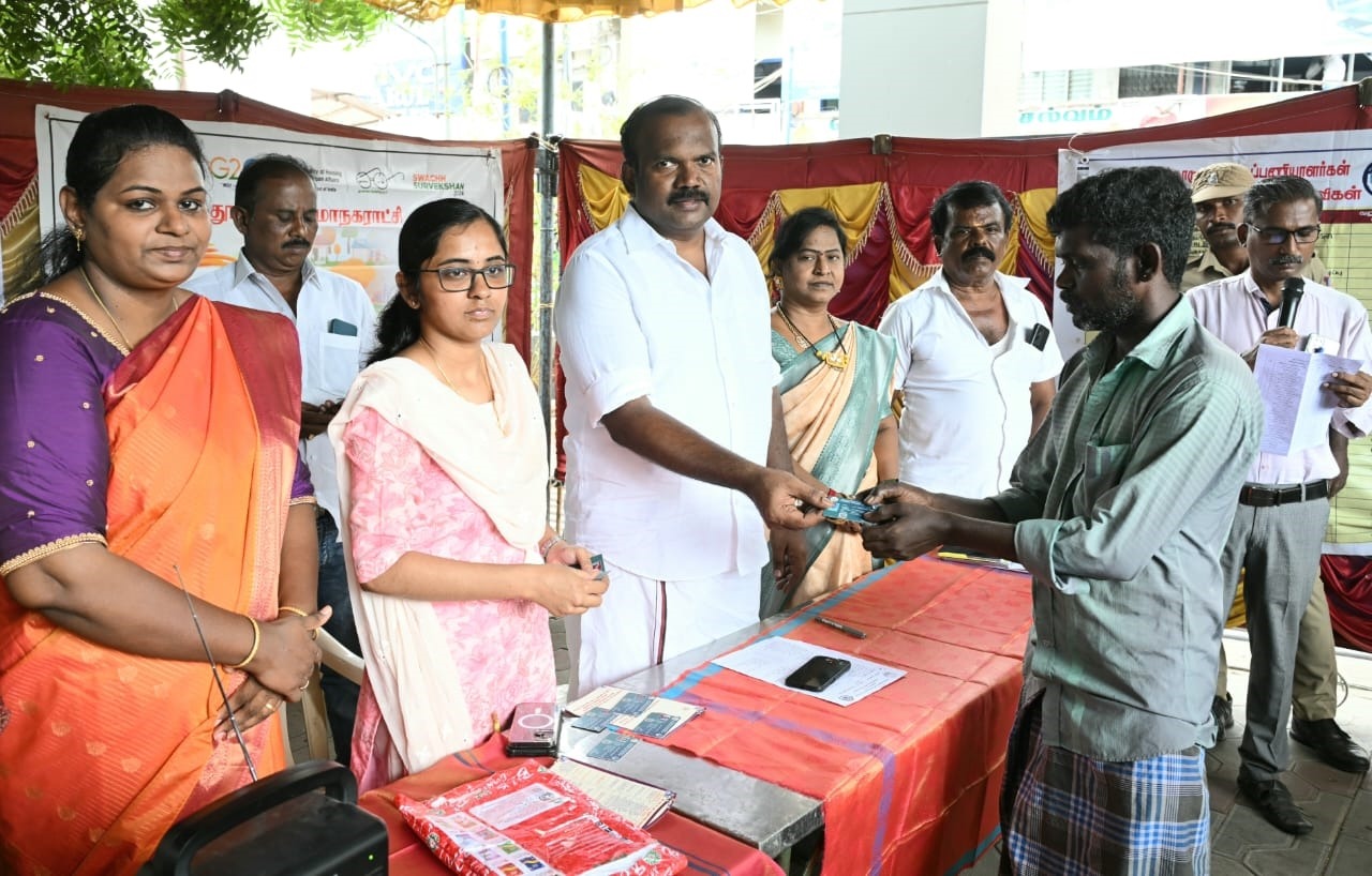தூய்மை பணியாளர்களுக்கு நலவாரிய அட்டைகளை மேயர் ஜெகன் பெரியசாமி வழங்கினார்