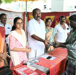 தூய்மை பணியாளர்களுக்கு நலவாரிய அட்டைகளை மேயர் ஜெகன் பெரியசாமி வழங்கினார்