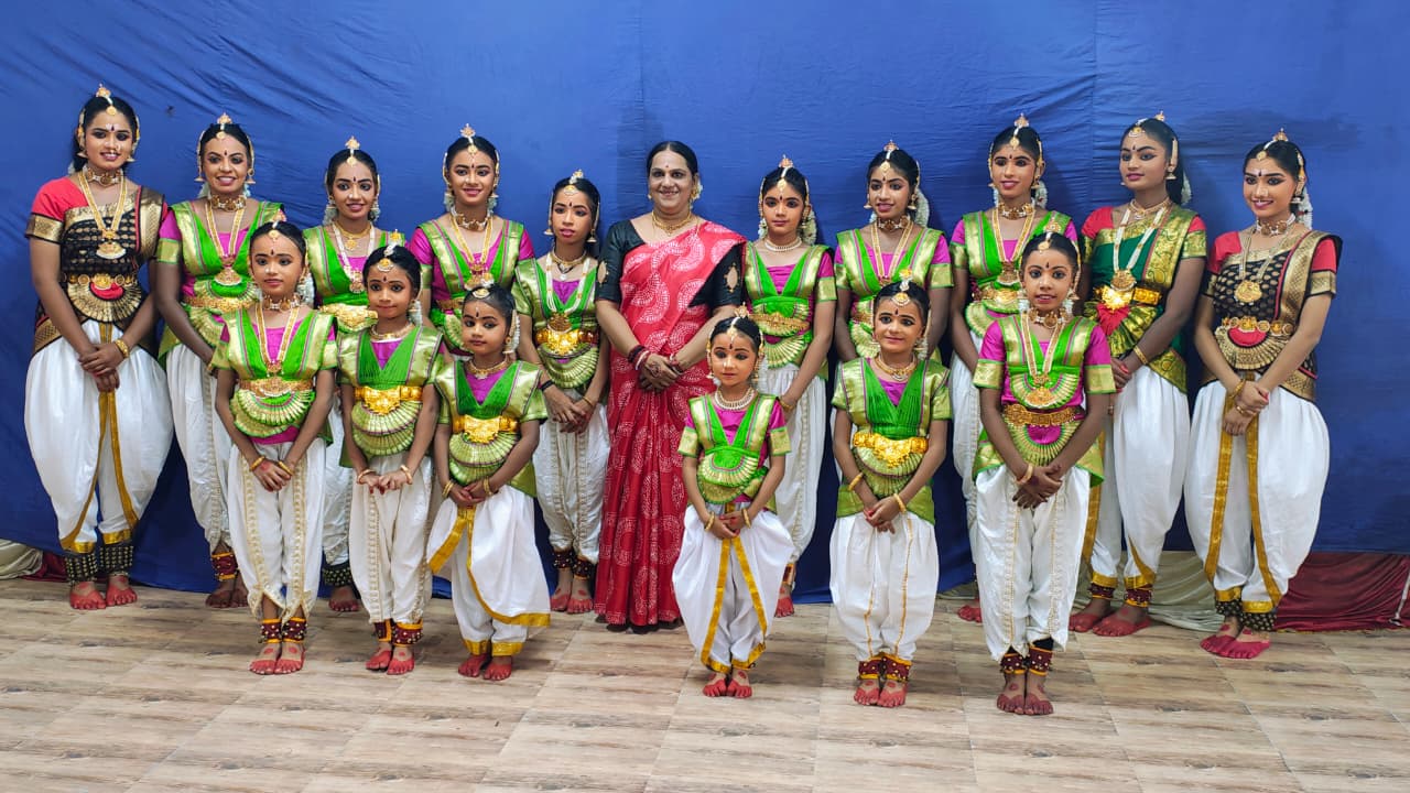 சித்தாபுதூர் ஐயப்பன் கோவில் நிர்வாகம் ஏற்பாடு செய்த நடன கலை நிகழ்ச்சி