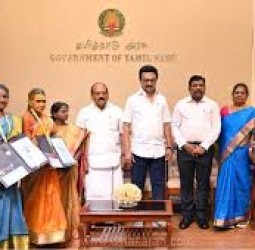 சிறந்த கைவினைஞர்களுக்கு ‘வாழும் கைவினைப் பொக்கிஷம்’ விருது; பூம்புகார் விருது: முதல்வர் ஸ்டாலின் வழங்கினார்