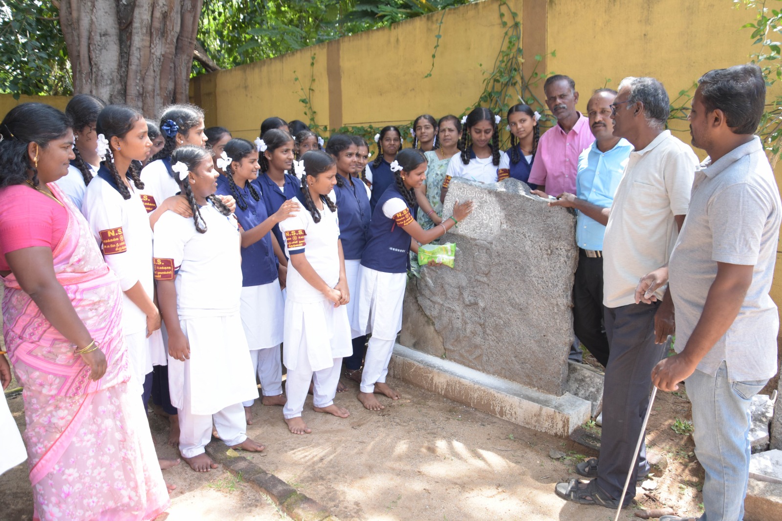 மாணவிகள் அரசு அருங்காட்சியகத்துக்கு ஒரு நாள் களப் பயணம்