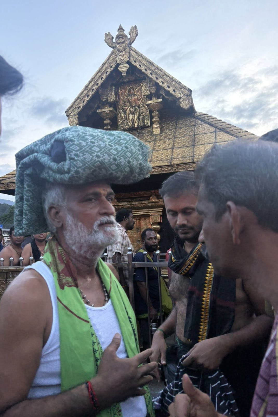 சேகர் பாபு நேற்று சபரிமலை அய்யப்பன் கோவிலில் இருமுடி கட்டி வழிபட்டார்