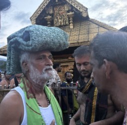 சேகர் பாபு நேற்று சபரிமலை அய்யப்பன் கோவிலில் இருமுடி கட்டி வழிபட்டார்