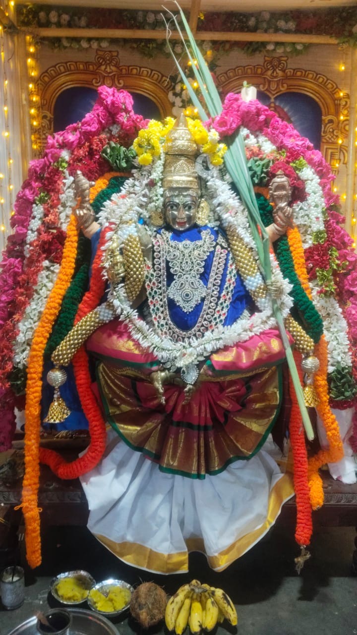 ஸ்ரீ வாசவி கன்யகா பரமேஸ்வரி அம்மன் ஆலயத்தில் நவராத்திரி 7-ஆம் நாள் காமாட்சி அம்மன் அலங்காரத்தில்
