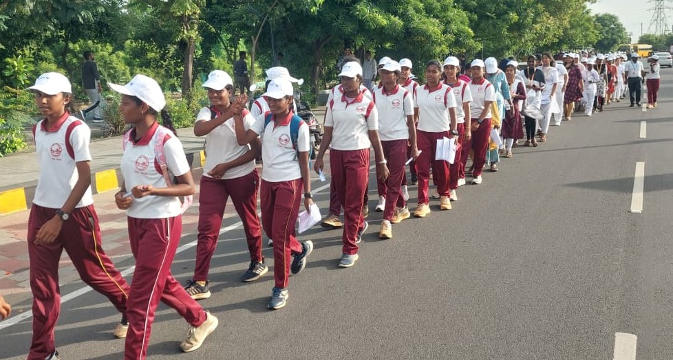 திருச்சியில் கல்லூரி மாணவிகள் விழிப்புணர்வு பேரணி