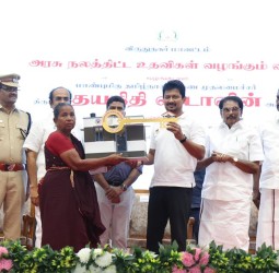 அரசு விழாவில் பயனாளிகளுக்கு நலத்திட்ட உதவிகளை துணை முதல்வர் உதயநிதி வழங்கினார்