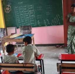 பள்ளிக்கு தளவாட பொருட்கள்