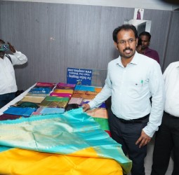 தென்காசி சுவாமி சன்னதி தெருவில் உள்ள கோ-ஆப்டெக்ஸ் விற்பனை நிலையத்தில் தீபாவளி பண்டிகையை முன்னிட்டு சிறப்பு விற்பனை