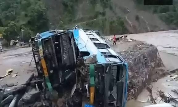 இமாச்சல பிரதேசத்தில் விடிய, விடிய கனமழை: வெள்ளத்தில் அடித்துச் செல்லப்பட்ட பஸ்கள்