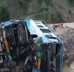 இமாச்சல பிரதேசத்தில் விடிய, விடிய கனமழை: வெள்ளத்தில் அடித்துச் செல்லப்பட்ட பஸ்கள்