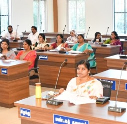 கரூரில் பலியானவர்களுக்கு இரங்கல் தெரிவித்து மவுன அஞ்சலி