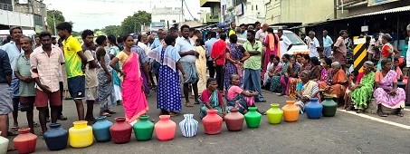 நாமக்கல் மாநகராட்சி வள்ளிபுரம் பகுதியில் பொதுமக்கள் காலி குடங்களுடன் சாலை மறியல்
