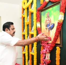 பசுமைவழிச் சாலையில் உள்ள இல்லத்தில், பூலித்தேவன் உருவப்படத்துக்கு அதிமுக பொதுச் செயலாளர் பழனிசாமி மலர்தூவி மரியாதை