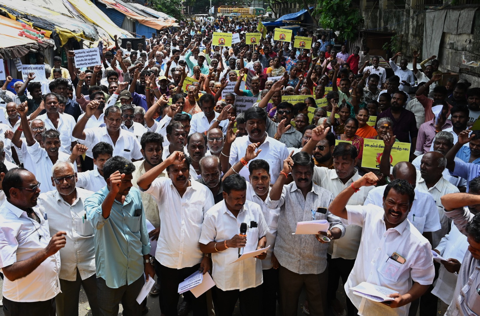 சென்னை கலெக்டர் அலுவலகம் அருகில் மீனவர்கள் நேற்று ஆர்ப்பாட்டம்