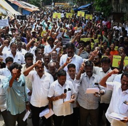 சென்னை கலெக்டர் அலுவலகம் அருகில் மீனவர்கள் நேற்று ஆர்ப்பாட்டம்