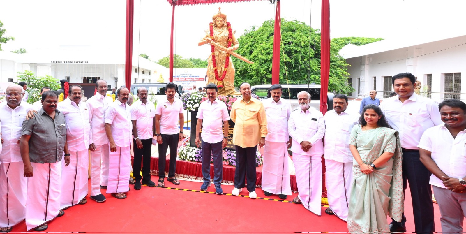 கிண்டி, காந்தி மண்டப வளாகத்தில் ரூ. 50 லட்சம் செலவில் புதிதாக நிறுவப்பட்டுள்ள சுதந்திரப் போராட்ட வீராங்கனை வீரமங்கை இராணி வேலுநாச்சியார் திருவுருவச் சிலை