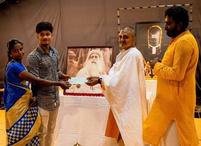 பழங்குடியின, கிராமப்புற மாணவர்களுக்கு கல்வி உதவித் தொகை