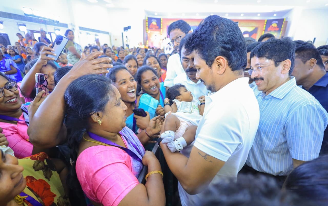 முன்னேற்றப்பாதையில் முப்பெரும் விழா’ நலத்திட்ட திமுக குடும்பத்தினருடன் கலந்துரையாடிய துணை முதல்வர் உதயநிதி