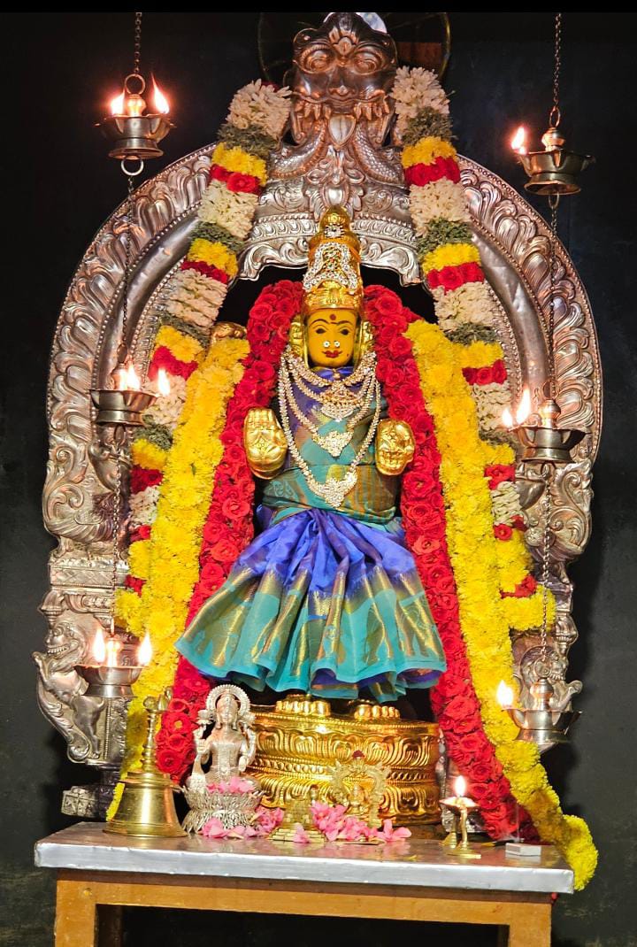 ஸ்ரீ வாசவி கன்யகா பரமேஸ்வரி அம்மன் ஆலயத்தில் நவராத்திரி முதல் நாளான நேற்று வெகு சிறப்பாக கொண்டாடப்பட்டது