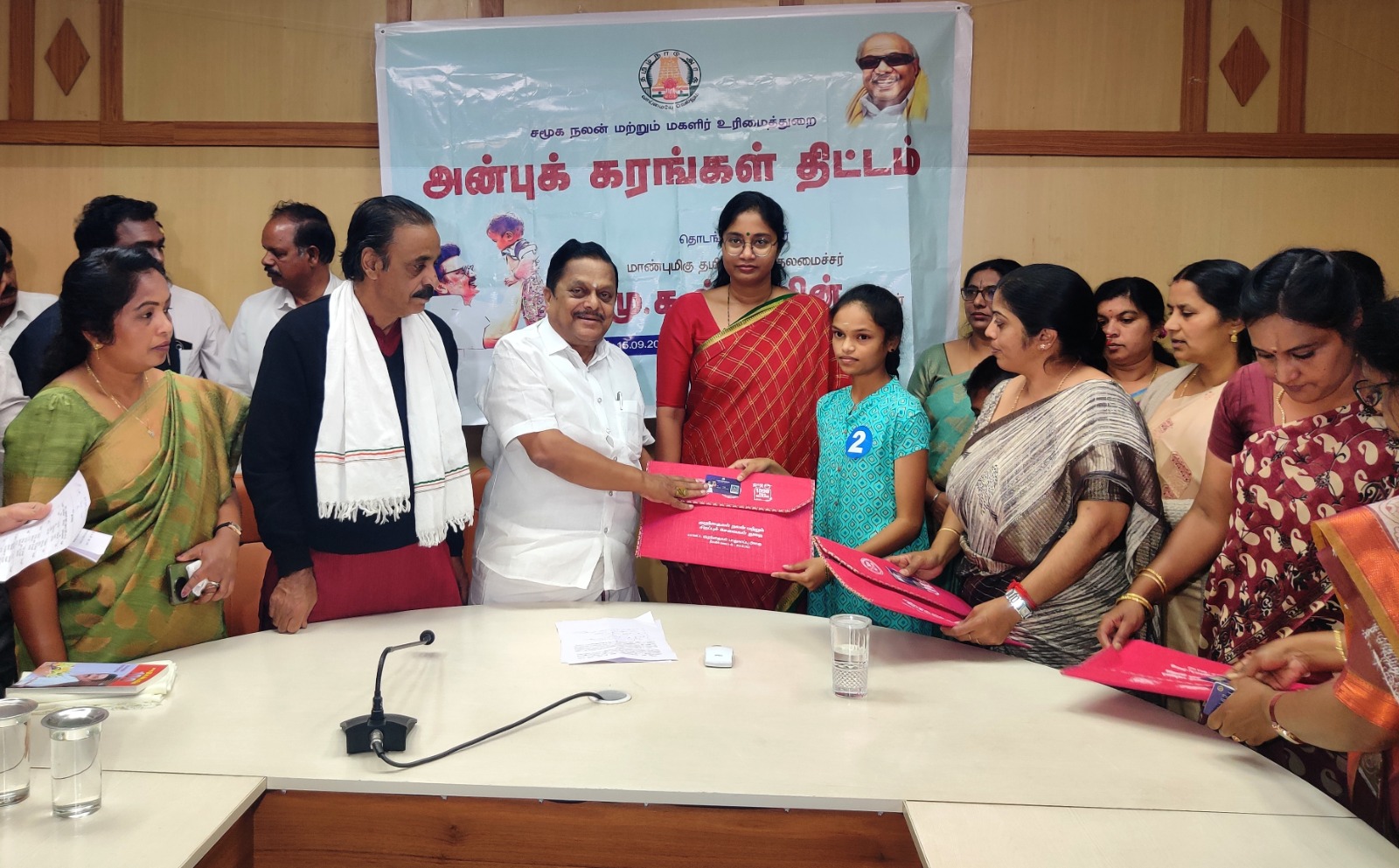 நீலகிரி மாவட்டத்தில் அன்புக் கரங்கள் திட்டத்தின் கீழ் தேர்ந்தெடுக்கப்பட்ட 63 மாணவர்களுக்கு உதவித்தொகை