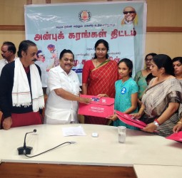 நீலகிரி மாவட்டத்தில் அன்புக் கரங்கள் திட்டத்தின் கீழ் தேர்ந்தெடுக்கப்பட்ட 63 மாணவர்களுக்கு உதவித்தொகை