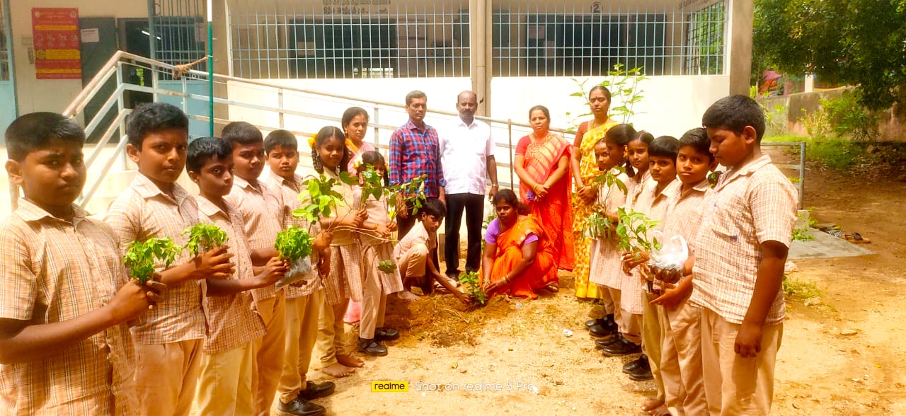 காவேரிப்பட்டினம் ஒன்றியம் தேவீரஅள்ளி அரசு உயர்நிலைப் பள்ளியில் "ஒரு மரம் என் தாய்க்காக" என்ற திட்டம்