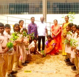 காவேரிப்பட்டினம் ஒன்றியம் தேவீரஅள்ளி அரசு உயர்நிலைப் பள்ளியில் "ஒரு மரம் என் தாய்க்காக" என்ற திட்டம்