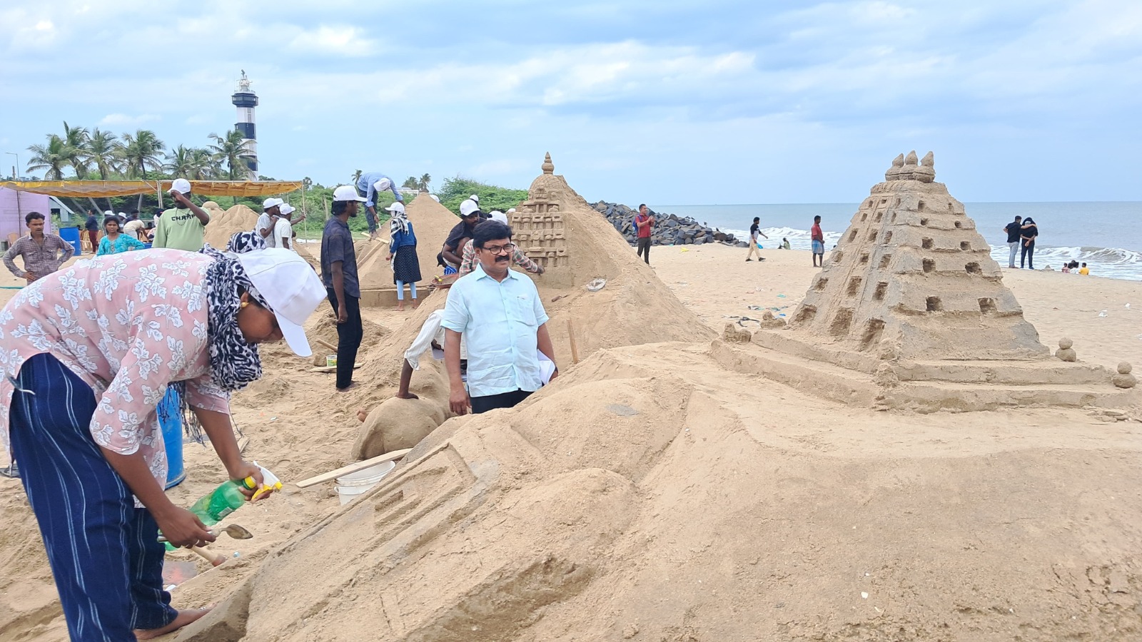 புதுவை கடற்கரையில் அமைக்கப்பட்டிருந்த மணல் சிற்பம்