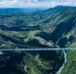 சீனாவில் உலகின் மிக உயரமான பாலம் திறப்பு: 2 மணி நேர பயணம் 2 நிமிடங்களாக குறைப்பு