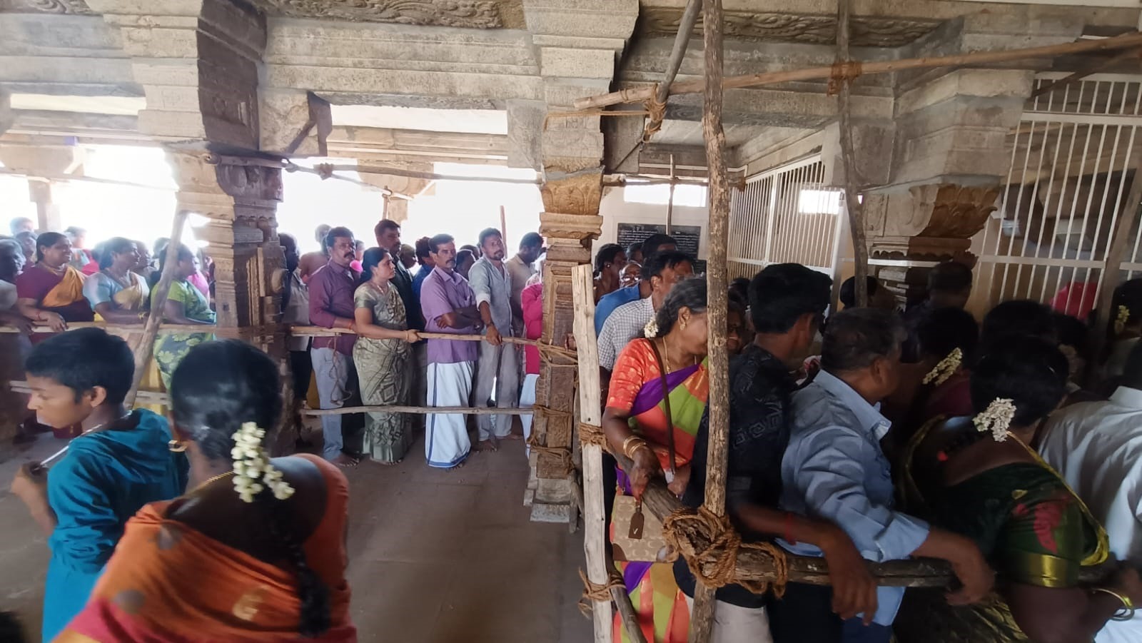 புரட்டாசி 2-வது சனிக்கிழமையில் பெருமாளை தரிசிக்க காத்திருந்த பக்தர்கள்