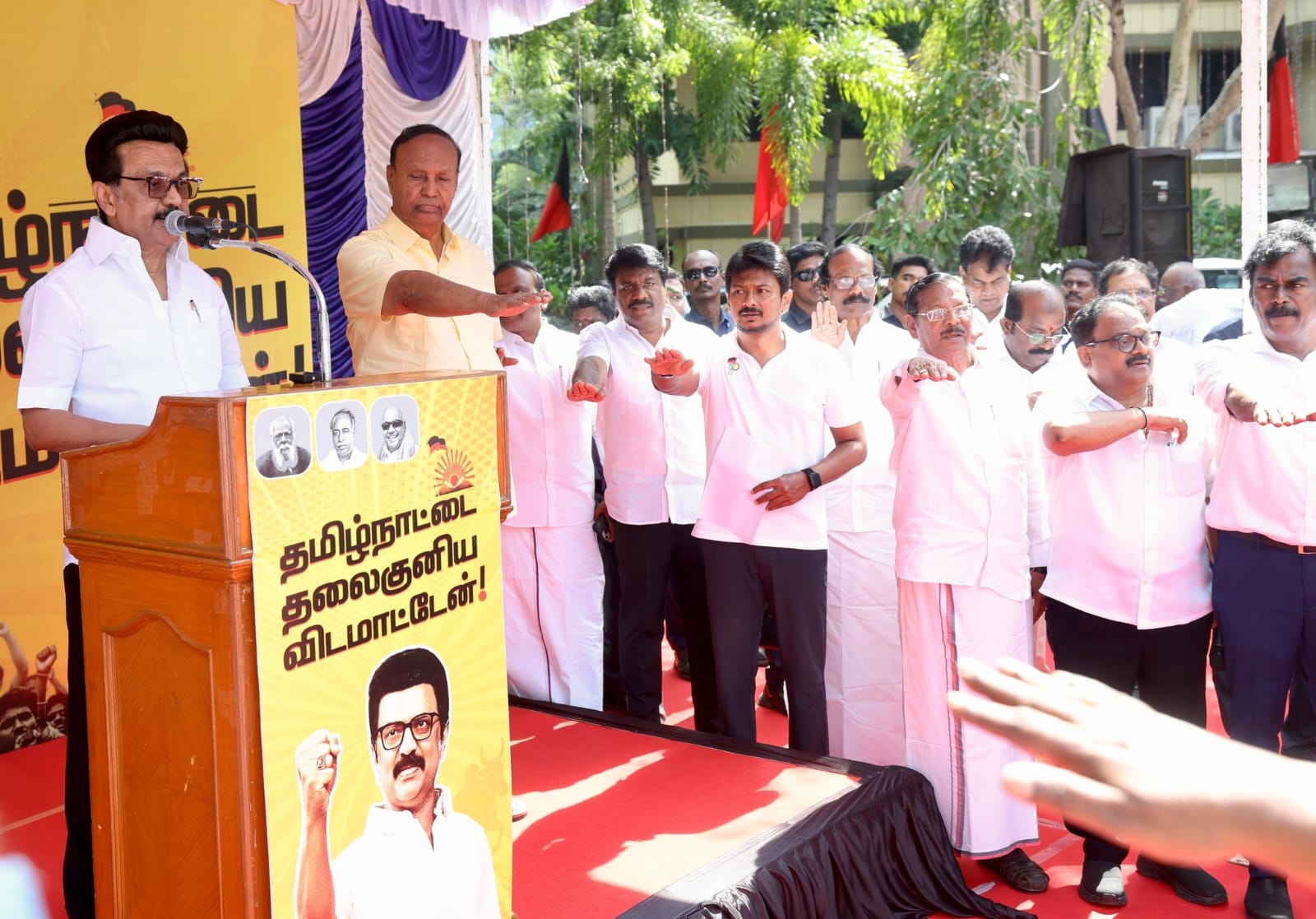 அண்ணா அறிவாலயம் அண்ணா சிலை முன், முதல்வர் ஸ்டாலின் தலைமையில் திமுகவினர் உறுதிமொழி