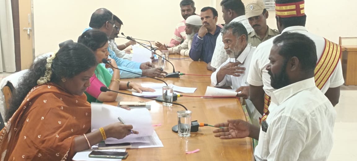 ராணிப்பேட்டை மாவட்ட ஆட்சியர் அலுவலகத்தில் ஆட்சியர் சந்திரகலா தலைமையில் மக்கள் குறைதீர்வு கூட்டம்