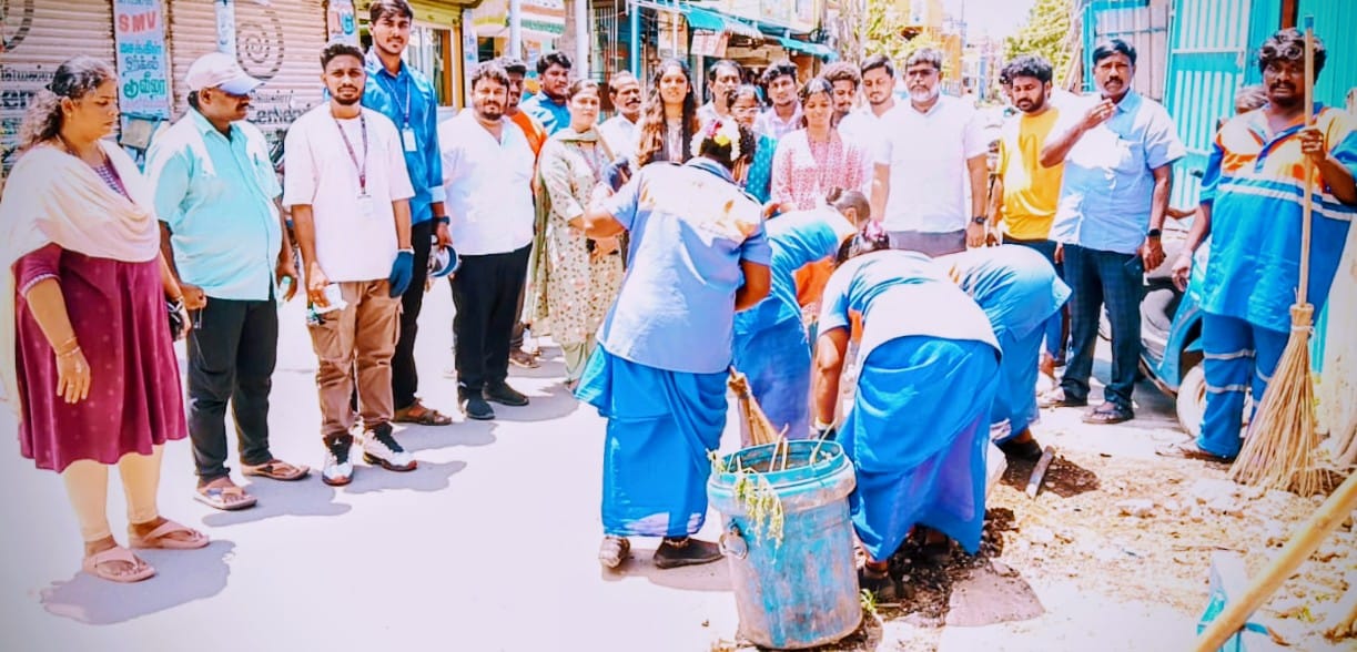 கல்லூரி மாணவிகளுடன் சேர்ந்து தீவிர துப்புரவுப் பணி