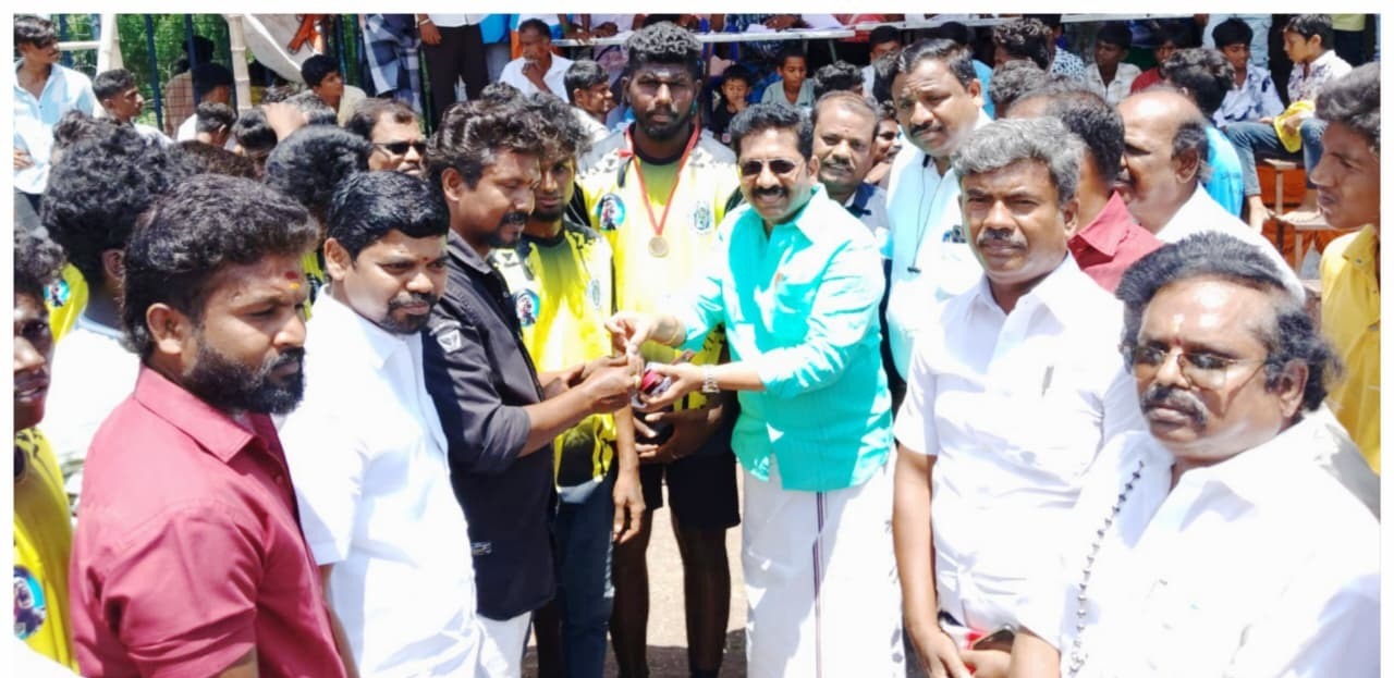 மதுரை தேனூர் கிராமத்தில் நடந்த வடமாடு ஜல்லிக்கட்டுப் போட்டி