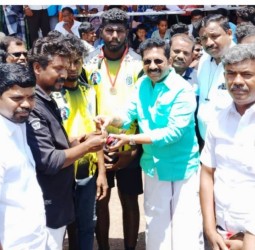 மதுரை தேனூர் கிராமத்தில் நடந்த வடமாடு ஜல்லிக்கட்டுப் போட்டி