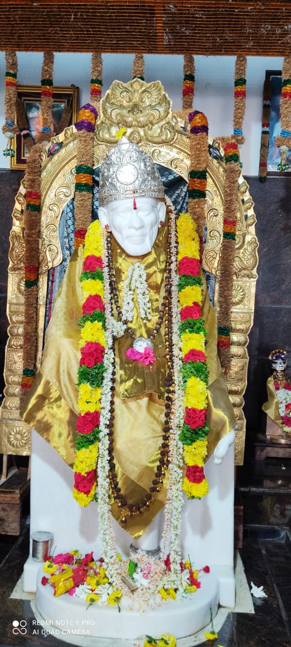 சீர்காழி தென்பாதியில் அமைந்துள்ள ஸ்ரீசத்குரு சாய்பாபா தியான ஆலயத்தில் வியாழக்கிழமை காலை சிறப்பு அலங்காரம்