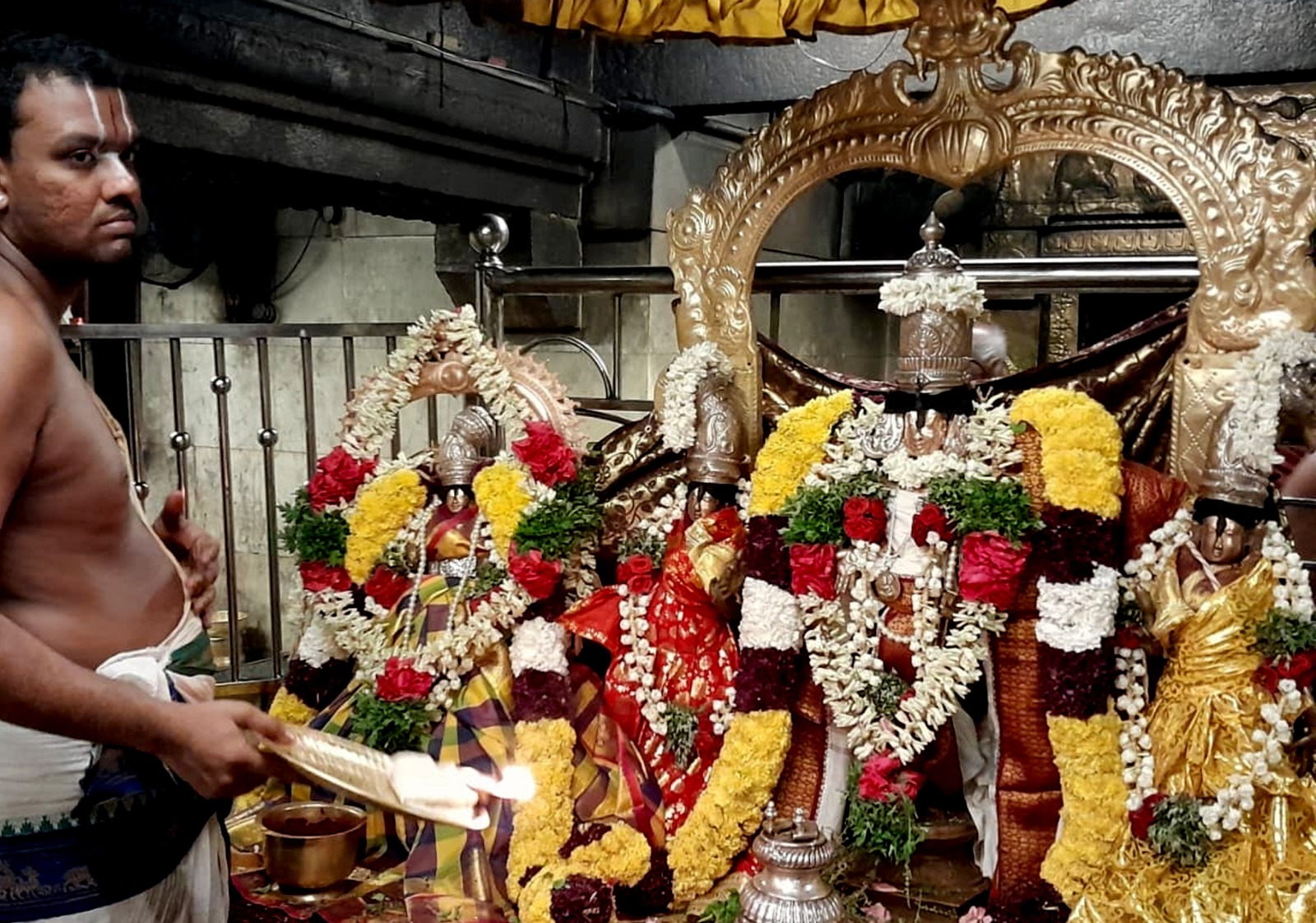 வெங்கடாஜலபதி கோவிலில் நேற்று புரட்டாசி சிறப்பு அலங்கார பூஜை