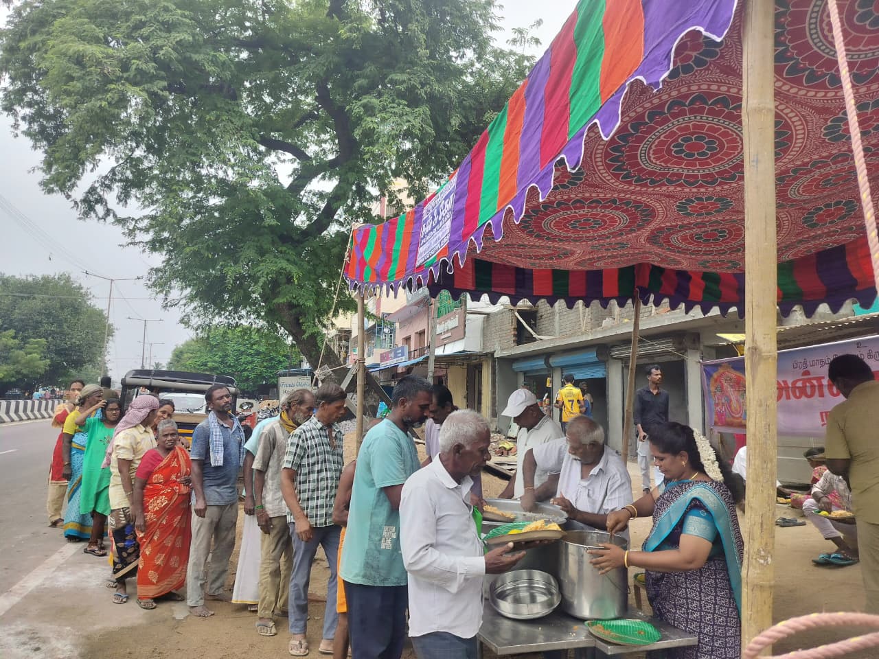 கிருத்திகையை முன்னிட்டு காட்பாடி செங்குட்டையில் அன்னதானம் வழங்கல்!