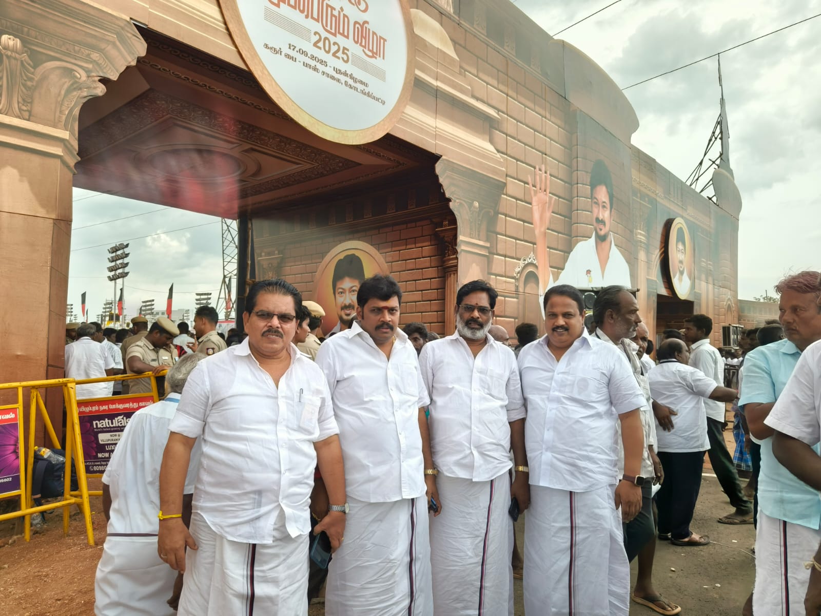 தி.மு.க. முப்பெரும் விழாவில் கழக நிர்வாகிகளுடன் மயிலாடுதுறை மாவட்ட அரசு வழக்கறிஞர் டாக்டர் இராம. சேயோன்