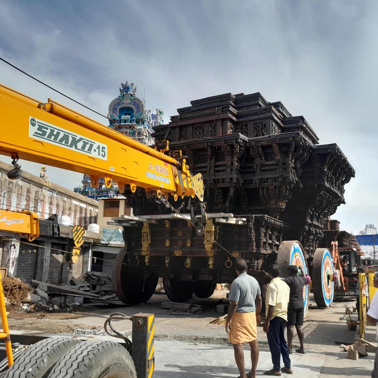 நெல்லையப்பர் தேர் பொக்லைன் இயந்திரங்கள் உதவியுடன் நிலை நிறுத்தப்பட்டது