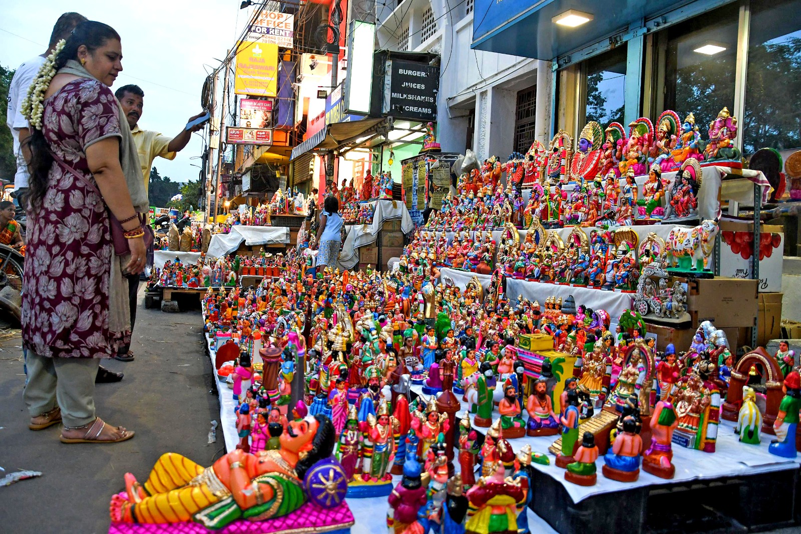 மயிலாப்பூர் மாடவீதிகளில் விற்பனைக்காக கொலு பொம்மைகள்