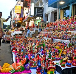 மயிலாப்பூர் மாடவீதிகளில் விற்பனைக்காக கொலு பொம்மைகள்