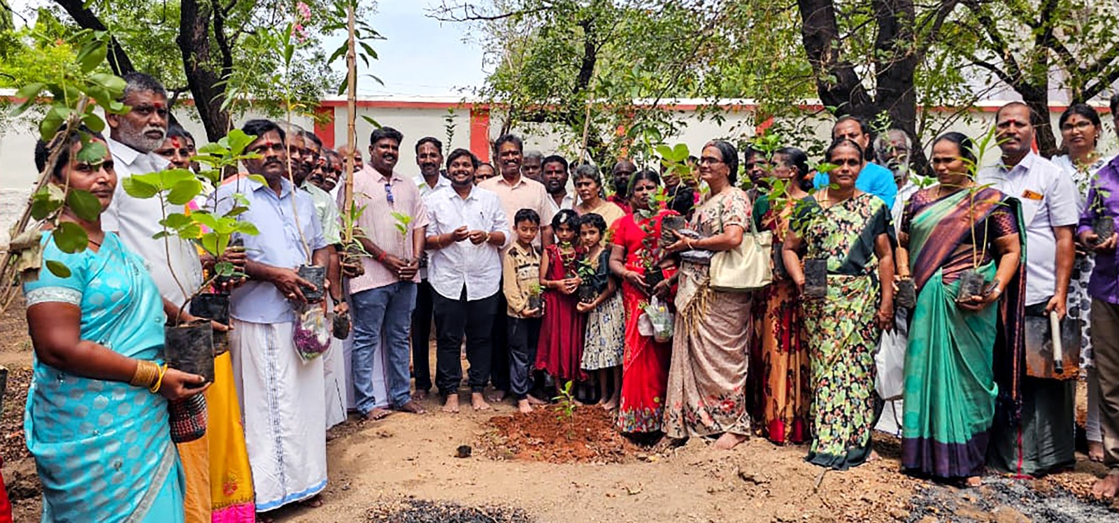 சவுந்தரராஜ பெருமாள் கோயிலில் 27 நட்சத்திரங்களுக்குரிய மரக்கன்றுகள் நடும் விழா