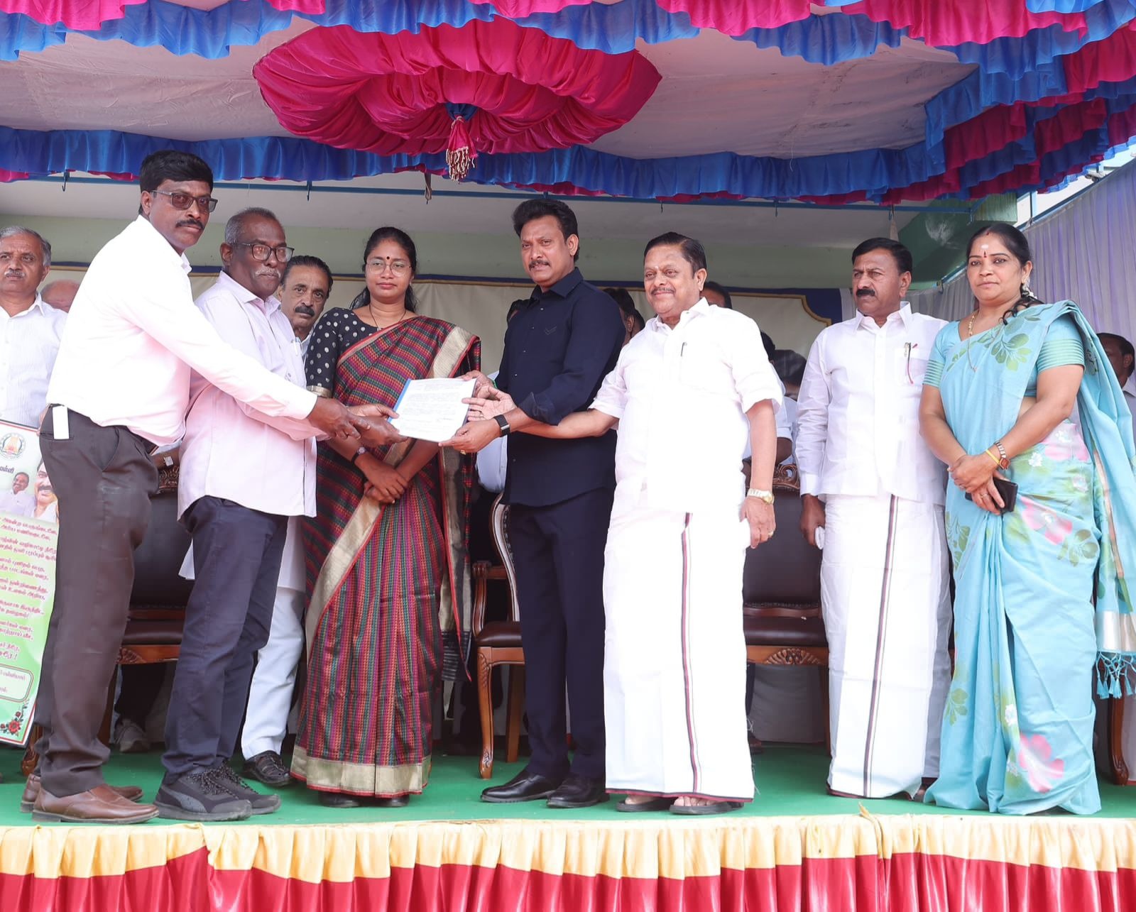 சேலத்தில் நேற்று நடந்த வங்கிக்கடன் இணைப்பு வழங்கும் விழா