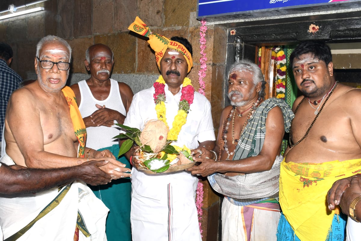 சந்திரசேகரபுரம் ஸ்ரீ சிவகாம சுந்தரி சமேத ஶ்ரீ சந்திரசேகர சுவாமி ஆலயத்தில் முன்னாள் அமைச்சர் ஆர். காமராஜ் வருகை தந்து அனைத்து சன்னதிகளிலும் சாமி தரிசனம்
