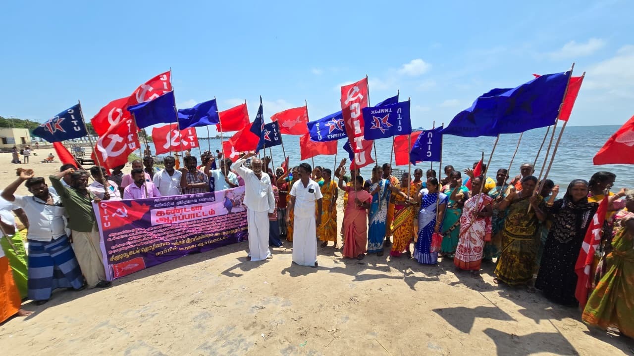 மத்திய அரசை கண்டித்து ராமேசுவரத்தில் அக்னி தீர்த்தக் கடற்கரையில் கடல் தொழிலாளர் சங்கம் சார்பில் கண்டன ஆர்ப்பாட்டம்