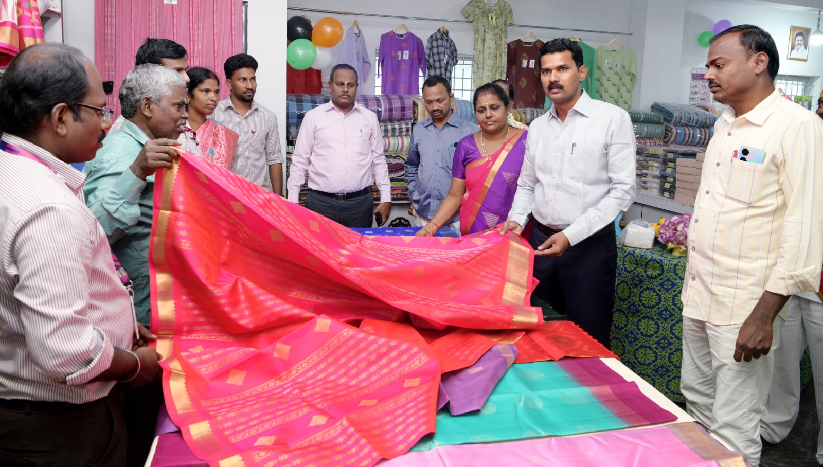 கிருஷ்ணகிரி கோ-ஆப்டெக்ஸ் விற்பனை நிலையத்தில் தீபாவளி பண்டிகையை சிறப்பு தள்ளுபடி விற்பனை